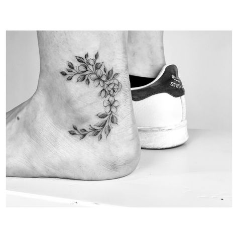 #ankletattoo #flowers #flowertattoo #flowermoon #moontattoo Inner Ankle Tattoos, Flower And Animal, Tattoo Ankle, Ankle Tattoo, Moon Tattoo, Tattoos And Piercings, Flower Tattoo, Tatting, Piercings