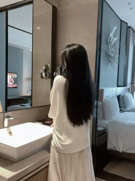 Long Asian Hair, Take Care Of Wavy Hair, Care For Wavy Hair, Easy Routine, Black Hair Aesthetic, Effortless Waves, Healthy Hair Routine, Hairstyle Inspo, Video Free