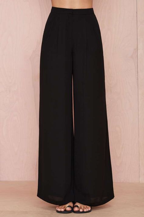 Palazzo pants are awesome. They let you gain weight and lose weight without looking obvious. They also dress up or down. Hourglass Trousers, Plazzo Designs, Plazo Pant, Shop Pants, Skirt Pant, Summer Attire, Pants Design, Pants Pattern, Designs Ideas