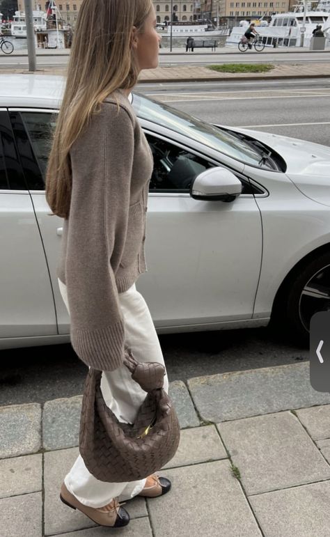 European Business Casual, Mid Season Outfit, Bottega Jodie, Casual Dressing, Beige Outfit, Autumn 2023, Inspo Outfit, Professional Dresses, Mode Inspo