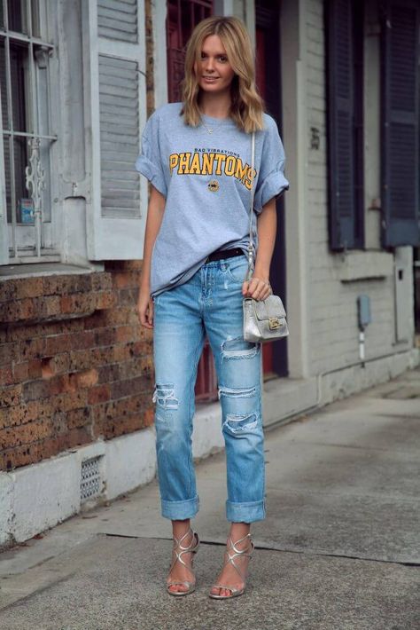 you might be wondering about How To Wear An Oversized Shirt then here are some amazing and trending ways to style the oversized shirts that you need to check out.  #HowToWearAnOversizedShirt Baggy Shirts, Denim Jeans Outfit, Sport Chic, Boyfriend T Shirt, Tshirt Outfits, Mode Inspo, Jeans Boyfriend, Denim Outfit, Look Chic