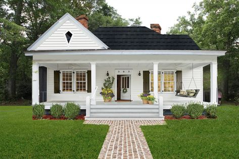 White House’s With White Windows, Off White Hardie Board House, White Hardie Board House, James Hardie White Siding, White Historic Home Exterior, Bag Evi, English House Exterior, White Siding House, Hardie Board House