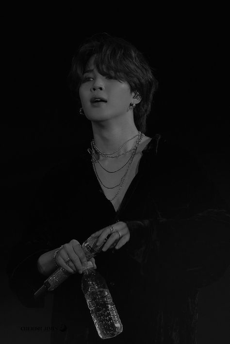 Park Ji Min, Im Falling In Love, Boy Celebrities, Park Jimin Cute, Jimin Wallpaper, Bts Lyric, Kim Taehyung Wallpaper, Black And White Aesthetic, Park Jimin Bts