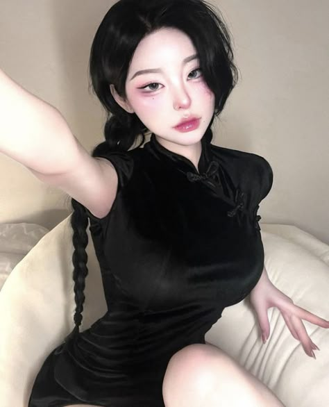 Save = follow Susan K 03, Biker Couple, Cute Goth, Body Inspiration, Korean Hairstyle, Ulzzang Girl, Pretty Outfits, Art Style, Photography Poses