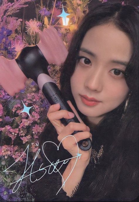 #BLACKPINK #JISOO #LIGHTSTICK #BLINKS #ILOVEJISOO #KIMJISOO #JICHU Blackpink Photocards, Blackpink Official, Black Pink Background, Rosé Jisoo, Blackpink Members, Lisa Rosé, Outdoor Statues, Blackpink And Bts, Jennie Lisa