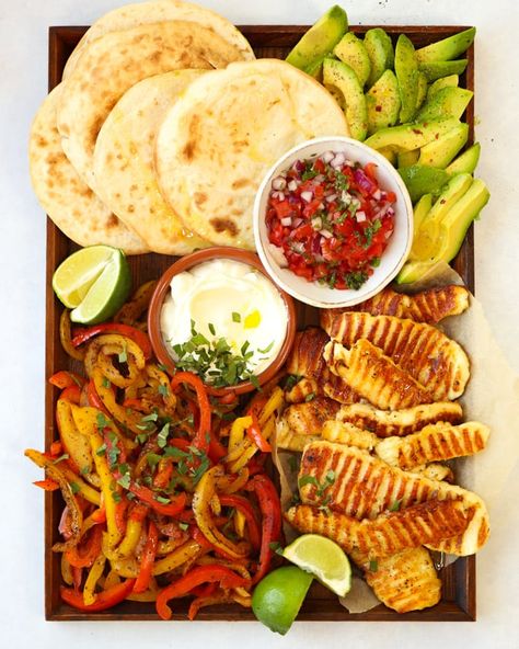 Halloumi Fajitas Recipe - These easy Halloumi Fajitas are so quick, tasty and colourful! Have dinner on the table in 15 minutes. A yummy vegetarian meal. #tamingtwins #vegetarian #halloumi #halloumirecipe Fajita Sides, Vegetarian Fajitas, Fajita Mix, Fajita Spices, Baked Chicken Fajitas, Prep Food, Fajitas Recipe, Vegetarian Meal Prep, Easy Baked Chicken