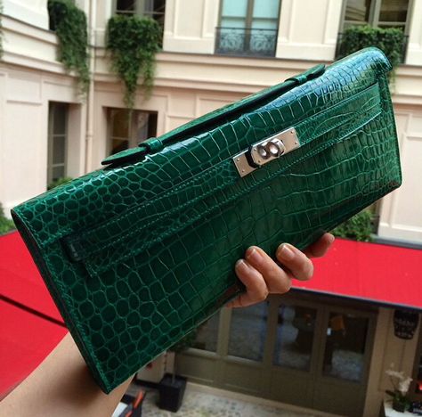 Hermès Emerald Green Croc Kelly Clutch Green Clutch Purse, Fancy Clutch Purse, Jamie Chua, Hermes Collection, Tas Hermes, Cute Laptop Bags, Alligator Purse, Crocodile Purse, Crocodile Handbags