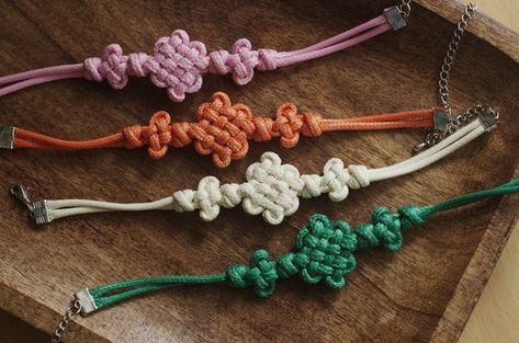 Korean Knot, Hemp Bracelet Patterns, Knotted Bracelets, Sliding Knot Bracelet, Fancy Accessories, Macrame Bracelet Patterns, Bracelets Ideas, Diy Friendship Bracelets Patterns, Jewelry Knots