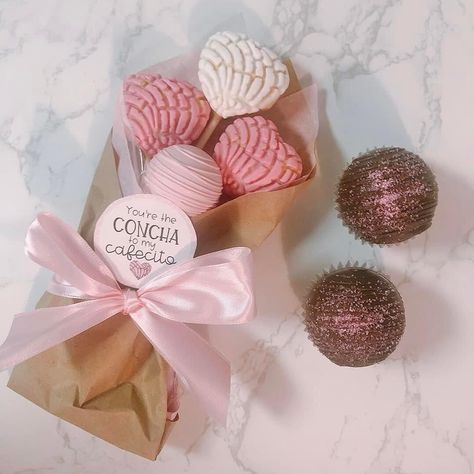 Conchas Bouquet, Valentines Conchas, Conchas Aesthetic, Concha Bouquet, Macarons Display, Fruit Basket Diy Gift, Dessert Logo, Cake Pop Designs, Mexican Sweet Breads