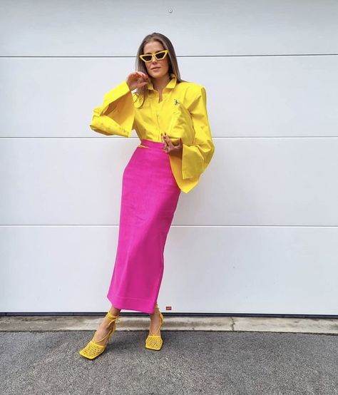 Dimodaaa on Instagram: “📸 @ninasandbech • • Style: @newbottega @aggi_pl @jacquemus • By: @ninasandbech • #fashionstylestreet #streetfashionista #modastyle…” Colourful Classy Outfits, Color Blocking Outfits Classy, Colour Combinations Clothes, Colour Blocking Outfit, Ropa Color Neon, Colour Blocking Fashion, Chique Outfit, Colour Combinations Fashion, Color Combos Outfit