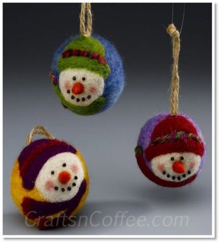 How to make adorable, needle-felted snowman ornaments – Felting Felted Snowman, Needle Felted Ornaments, Diy Felt Christmas Ornaments, Felt Snowman, Needle Felting Diy, Needle Felted Christmas, Felted Wool Crafts, Wool Needle Felting, Felt Christmas Decorations