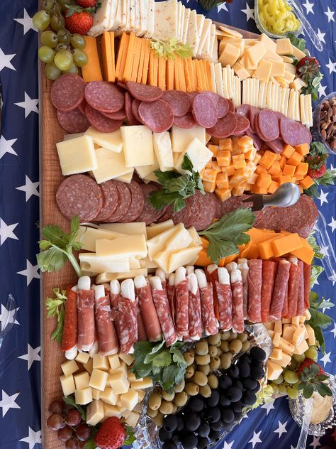 Cracker Tray Ideas Party Platters, Simple Charcuterie Table Ideas, Crackers Cheese Platter, Pepperoni And Cheese Charcuterie Board, Cheese Tray Ideas Display Party Platters, Wedding Meat And Cheese Tray, Charcuterie Board Cheese And Crackers, Chafing Dishes Ideas, Chauterie Tray Ideas