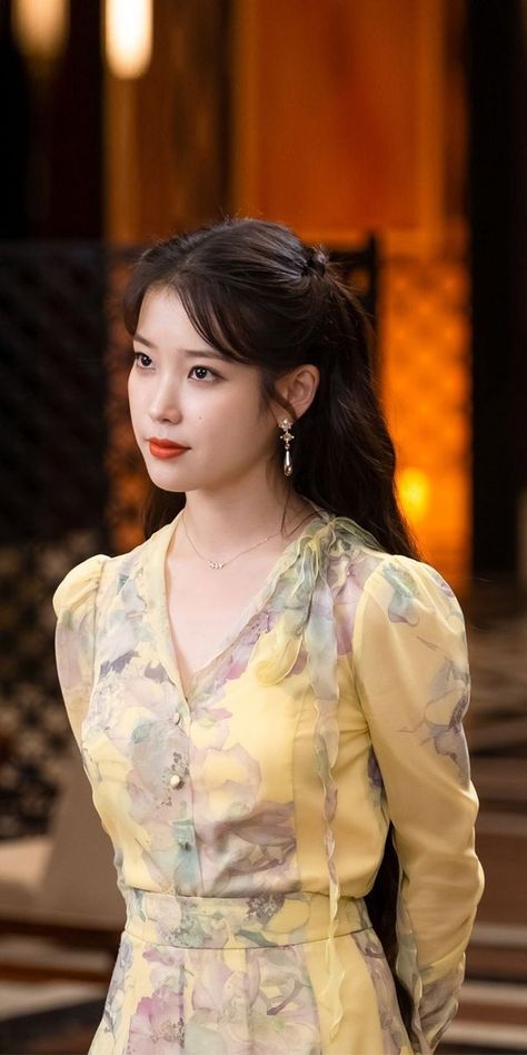 Lee Ji-eun as Jang Man-wol in Hotel del Luna (2019) Luna Fashion, Iu Hair, Iu Fashion, Korean Actresses, Looks Chic, Korean Celebrities, Kpop Fashion Outfits, Kpop Fashion, Korean Beauty