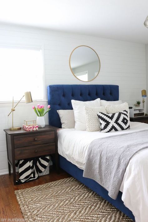 Love this calming bedroom space with the navy headboard and gold accessories. The inexpensive mirror above the bed looks classy and on-trend. #LampBedroom Navy Blue Headboard, Navy Headboard, Over The Bed Decor, Blue Headboard, Blue Bed, Farmhouse Bedroom Decor, Bad Design, Trendy Bedroom, Design Seeds