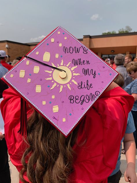 Billie Eilish Graduation Cap, Senior Caps, College Grad Cap Ideas, Grad Caps, Cap Ideas, Grad Cap, Graduation Cap, Billie Eilish, Kindergarten