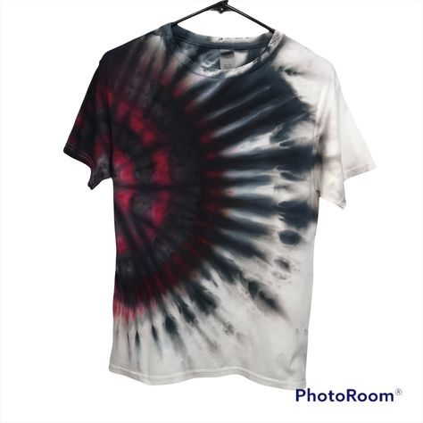 S/S Tie Dye Kids T-Shirt Gilden Heavy Cotton Shirt Handmade Design By Dbc Offset Bulls Eye Ice Dye Black, Red, White 100% Cotton Size Large (Youth) New Gildan Shirt - Never Worn. Process Includes Washing And Hang Drying. Occasional Slight Color Imperfections Length - 25.5" Across - 18" Smoke-Free / Pet-Free Home Tye Dye Ideas, Tie Dye Shirts Designs, Black And White Tie Dye, Tie Dye Patterns Diy, Ice Tie Dye, Small Crafts, Dye Patterns, Paint Shirts, Kids Tie Dye