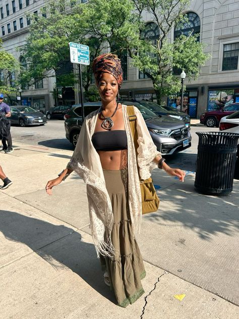 Earthy Rnb Aesthetic, Erykah Badu Head Wrap, Earthy Girls Aesthetics, Street Boho Style, Earthy Outfits Aesthetic Black Woman, Boho Fashion Black Women, Simple Earthy Outfits, Earthy School Outfits, Y2k Fashion Black Women