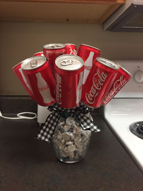 Coke Bouquets, Coca Cola Gift Ideas, Soda Bouquet, Homemade Mothers Day Gift, Glass Coke Bottles, Coca Cola Gifts, Coke Gifts, Candy Bar Bouquet, Cocoa Cola