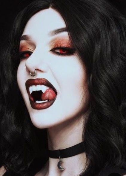 Vampire Women, Vampire Photo, Vampire Pictures, Vampire Makeup, Creepy Halloween Makeup, Halloween Ball, Female Vampire, Vampire Fangs, Vampire Teeth