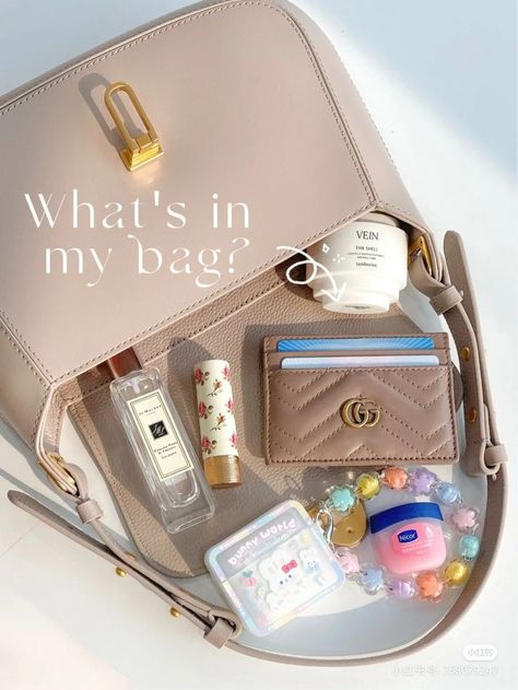 Girl Purse Essentials, Whats In My Purse Essentials, Luxury School Bag, Everyday Bag Essentials, What's In My Purse, In My Purse, What's In My Bag, Inside My Bag, Whats In Your Purse