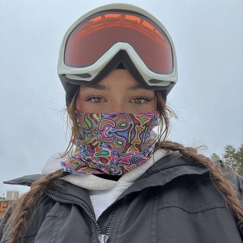 Snowboard Hairstyles, Skiing Hair, Ski Girl Aesthetic, Ski Hairstyle, Skiing Hairstyles, Ski Hair, Snowboarding Hairstyles, Snowboarding Aesthetic, Ski Girls