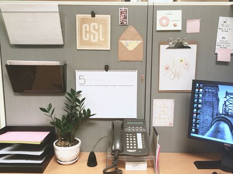 Neutral Cubicle Decor, Work Desk Aesthetic Cubicle, Decorate Office Cubicle, Cozy Cubicle Ideas, Simple Cubicle Decor, Aesthetic Office Cubicle, Earthy Cubicle Decor, Office Cubicle Aesthetic, Gray Cubicle Decor