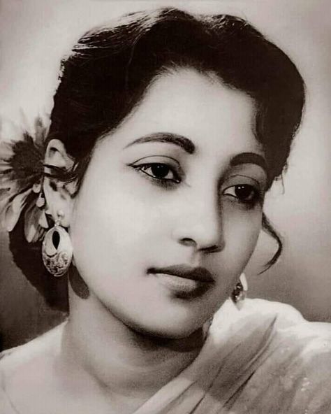 Bengali Beauty, Suchitra Sen, Iconic Beauty, Classic Hollywood Glamour, Bollywood Pictures, Retro Bollywood, Bollywood Cinema, Cheerleader Girl, Classic Actresses