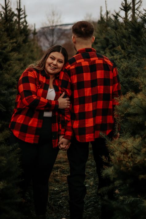 Couple Christmas Pictures Plus Size, Christmas Tree Farm Photo Shoot Couple, Couple Christmas Pictures Outdoors, Christmas Photography Couples, Christmas Tree Photoshoot, Tree Farm Photo Shoot, Christmas Tree Farm Photo Shoot, Christmas Tree Farm Photos, Xmas Pics