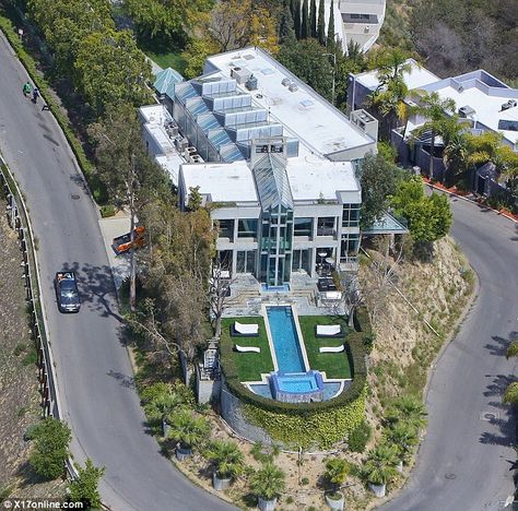 Rihanna's new house, as of 4-1-14, in the Hollywood Hills Rihanna House, Hollywood Hills Mansion, Celebrity Mansions, Homes Of The Rich, Luxury Mansion, Amazing Homes, Kitchens Luxury, Rich Home, Celebrity Homes