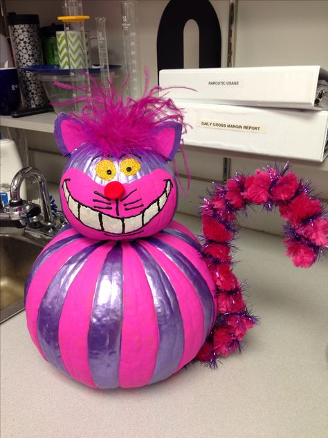 Cheshire Cat pumpkin Cheshire Cat Pumpkin, Disney Pumpkin Painting, Dekorasi Halloween, Character Pumpkins, Labu Halloween, Halloween Decor Diy, Pumpkin Decorating Contest, No Carve Pumpkin Decorating, Disney Pumpkin