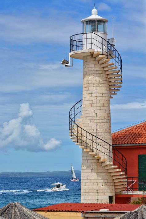 Old Lighthouse, Lake Lighthouse, Lighthouses Photography, Harbor Lights, Lighthouse Keeper, Old Sailing Ships, Lighthouse Photos, Lighthouse Pictures, Beautiful Lighthouse