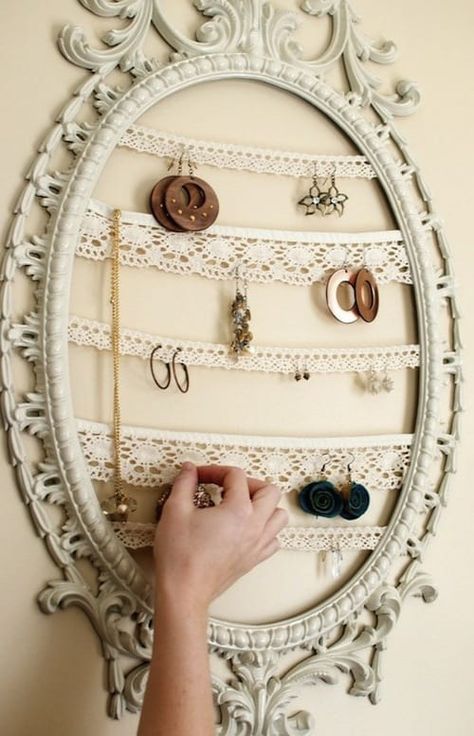 10 Creative DIY Jewelry Organizers Jewelry Storage Diy, Interior Boho, Shabby Chic Jewelry, Hiasan Bilik Tidur, Shabby Chic Diy, Earring Holder, Cool Ideas, Diy Vintage, Chic Jewelry