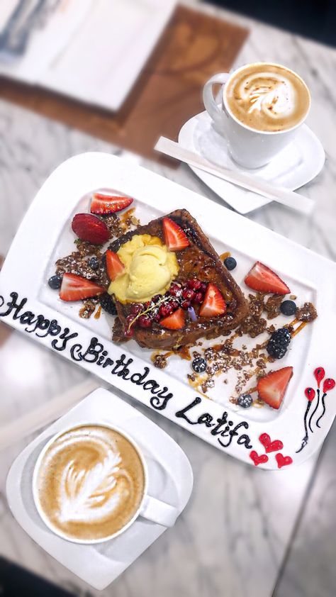 French Toast Birthday Breakfast, Breakfast French Toast Aesthetic, French Toast Restaurant, Fancy French Toast, Breakfast Aesthetic French Toast, Birthday Breakfast, Cute Birthday Cakes, Camembert Cheese, Birthday Cakes