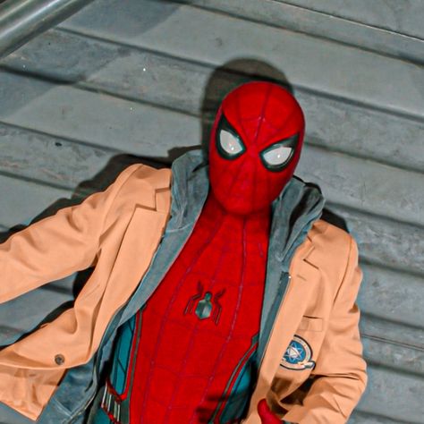 Spiderman Homecoming Suit, Tom Spiderman, Peter Spiderman, Homecoming Suits, Avengers Film, Best Marvel Characters, Deadpool And Spiderman, Spider Man Homecoming, Tom Holland Peter Parker