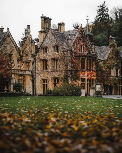 Minecraft Manor, Manor Exterior, Manor Aesthetic, Old English Manor, Autumn Court, English Country Manor, Vampire Novel, Hogwarts Dr, Castle Combe