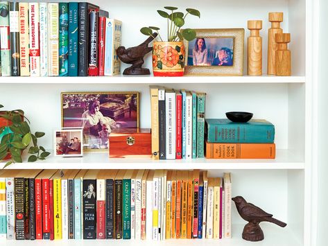 How To Style Your Bookshelves With Stuff You Already Own | Chatelaine Teen Bookshelf, Colorful Bookshelves, Arranging Bookshelves, Bookshelves Styling, Styled Bookshelves, Book Shelf Styling, Styling A Bookcase, Styling Bookshelves, Kitchen Cabinet Trends