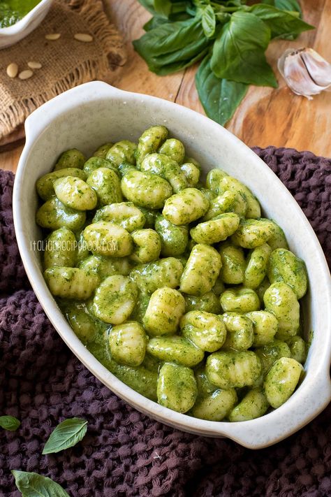 This creamy Pesto Gnocchi is pure comfort food. You'll love their incredible flavor and texture but also how quick and easy they are to make! Gnocchi Creamy, Creamy Pesto Gnocchi, Gnocchi Easy, Gnocchi Recipes Healthy, Italian Food Menu, Pesto Gnocchi, Healthy Italian Recipes, Dinner Party Dishes, Homemade Gnocchi