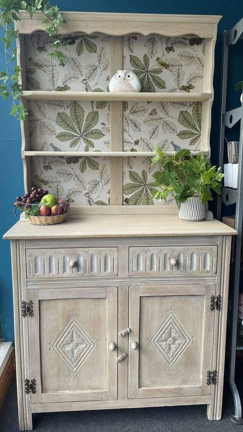 Dark Oak Furniture, Vaisseliers Vintage, Credenza Shabby, Dining Room Dresser, Dresser Styling, Kitchen Cabinet Inspiration, Oak Cupboard, Horse Chestnut, Welsh Dresser