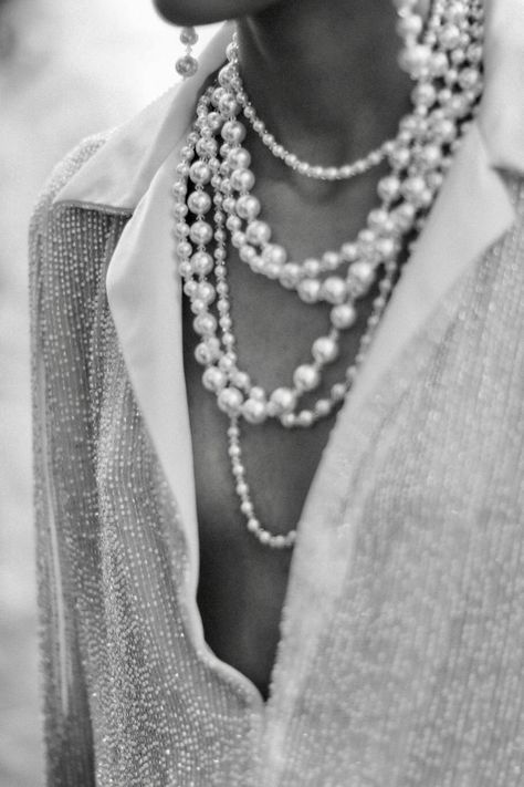 Layered Pearls, Pearl Necklace Aesthetic, Pearls Aesthetic, Naeem Khan Bridal, Wearing Pearls, String Of Pearls, Jolie Photo, Photos Of Women, Black N White