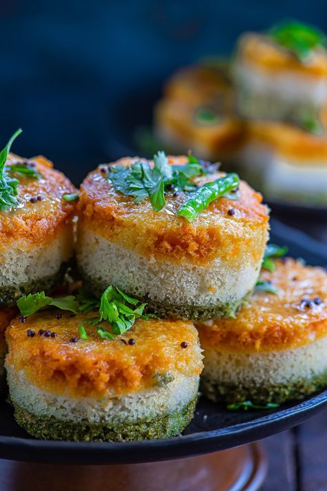 Sooji Dhokla Recipe, Rava Dhokla Recipe, Quick Indian Snacks, Fancy Snacks, Gym Layout, Gastronomic Food, Yum Breakfast, Dhokla Recipe, Plating Ideas