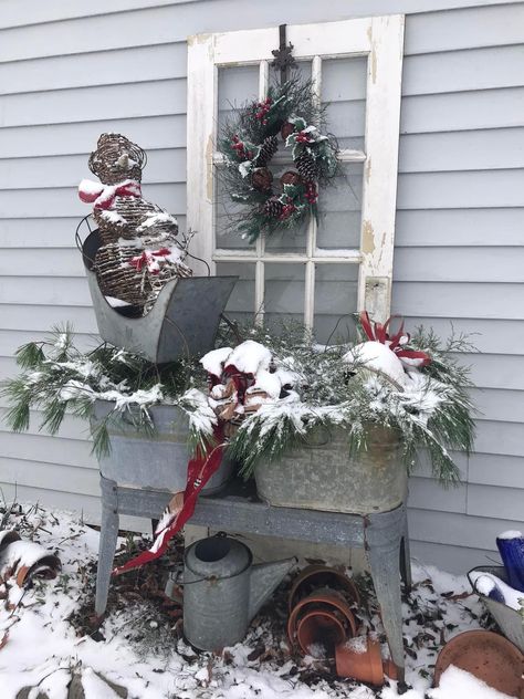 Washtub Christmas Decor Ideas, Double Washtub Christmas Decor, Christmas Tree In Wash Tub, Old Wash Tub Ideas Front Porches, Christmas Wash Tub Ideas, Wash Tub Christmas Decor, Washtub Decor Ideas, Xmas Pots, Tub Decorating Ideas