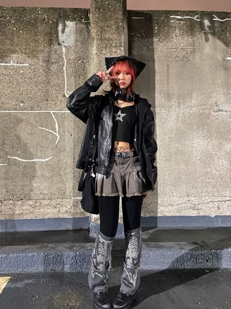 How To Style Cat Beanie, Y2k Asian Outfits, Dress And Beanie Outfit, Cat Beanie Outfit Aesthetic, Goth Beanie Outfit, Y2k Fashion Fall, Goth Outfits Y2k, Y2 K Outfit, Asian Y2k Outfits