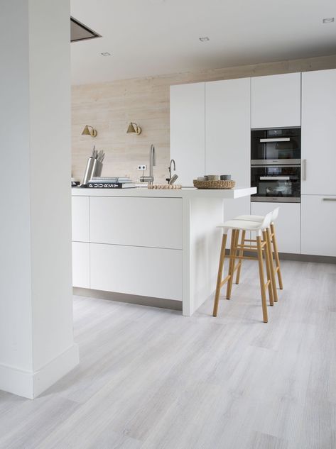 Grey Vinyl Plank Flooring, Lantai Vinil, Light Grey Flooring, White Laminate Flooring, Grey Vinyl Flooring, Grey Kitchen Floor, Vinyl Flooring Kitchen, White Kitchen Design, Grey Flooring