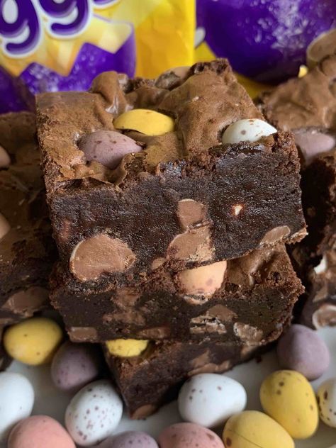 Mini Egg Brownies, Mini Egg Recipes, Easter Brownies, No Egg Desserts, Tray Bake Recipes, Mini Egg, Easter Baking, Chocolate Cookie Recipes, Easter Cupcakes