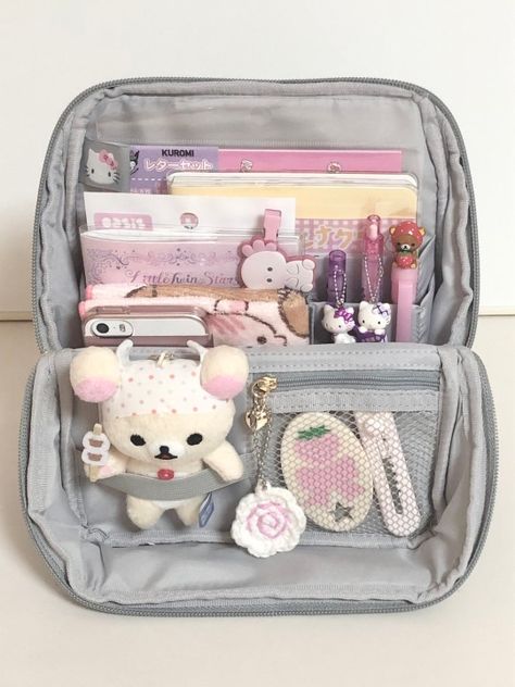 Mochila Kpop, Pink Academia, Pretty School Supplies, Uni Bag, Cute Stationary School Supplies, Stylish School Bags, School Bag Essentials, Cute School Stationary, Inside My Bag