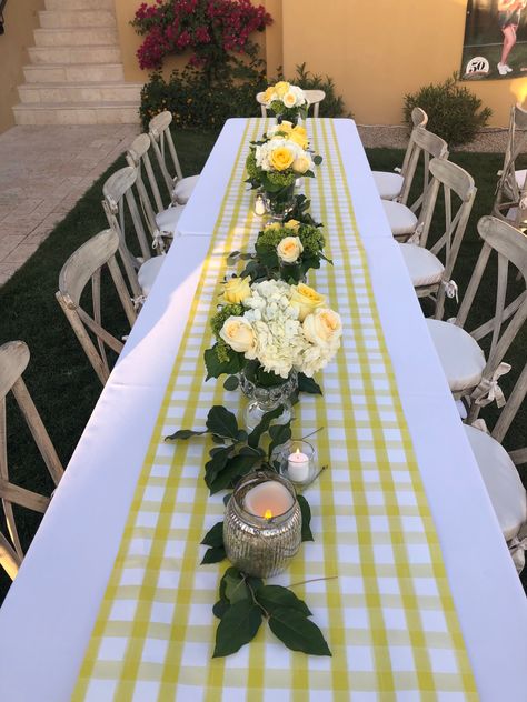 Yellow And White Dinner Party Decor, Yellow White Gold Table Decor, Yellow And Green Theme Birthday Party, Yellow Party Decorations Ideas, Summer Birthday Table Decor, Yellow Grad Party Decorations, Yellow Picnic Party, Yellow 60th Birthday Party, Yellow 30th Birthday Party