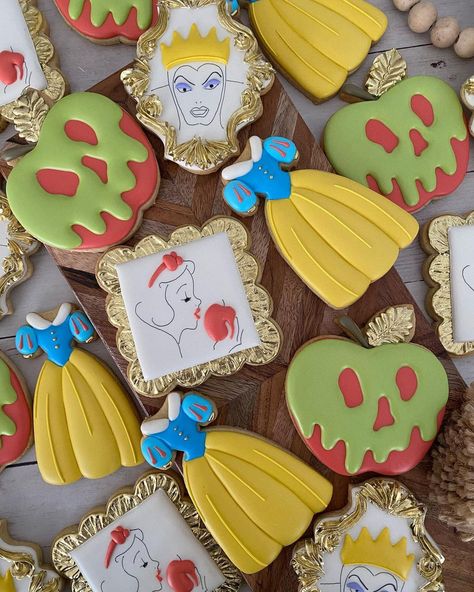 Andre Cookies on Instagram: “First time doing. A Snow White set, a different style with outlined characters. #cookies #cookieoftheday #instacookies #decoratedcookies…” Snow White Birthday Party, Princess Cookies, Disney Cookies, Nana Birthday, Snow White Birthday, Sugar Cookie Icing, White Cookie, Snow White Party, Twin First Birthday