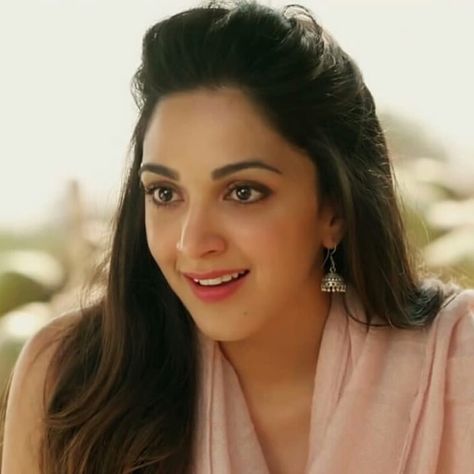 Kiara Advani Cute, Kaira Advani, Celebrity Makeup Looks, Kiara Advani, Casual Hairstyles, Bollywood Girls, Bollywood Celebrities, India Beauty, Beautiful Smile