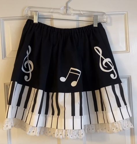 Music Themed Clothes, Piano Outfit, Piano Clothes, Piano Skirt, Music Outfits, Silly Clothes, Striped Tights, Diy Clothes Design, Musical Notes