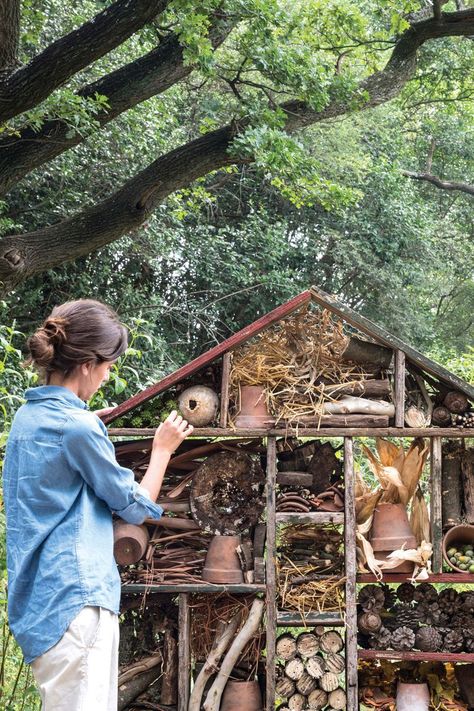 Wooden Desk Chairs, Best Table Saw, Insect Hotel, Wooden Patios, Garden Insects, Woodworking Videos, Linear Chandelier, Patio Table, Wooden Diy